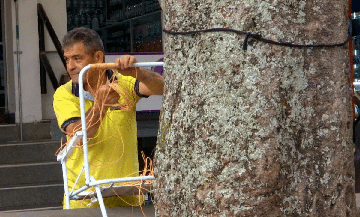 Don Gildardo, el artesano que convirtió las calles de Medellín en su taller