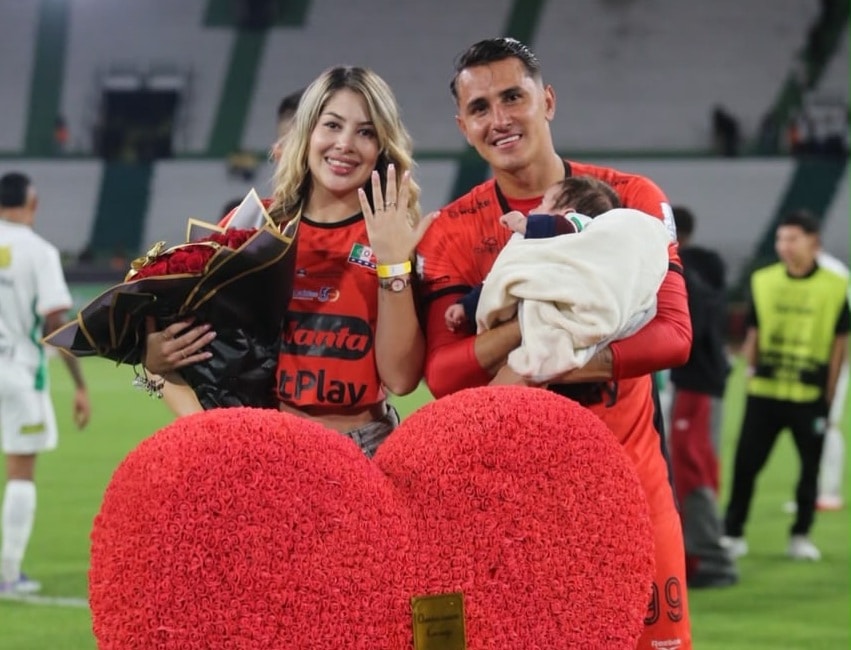 Joan Parra sorprendió a su pareja con una propuesta de matrimonio tras el partido de Once Caldas