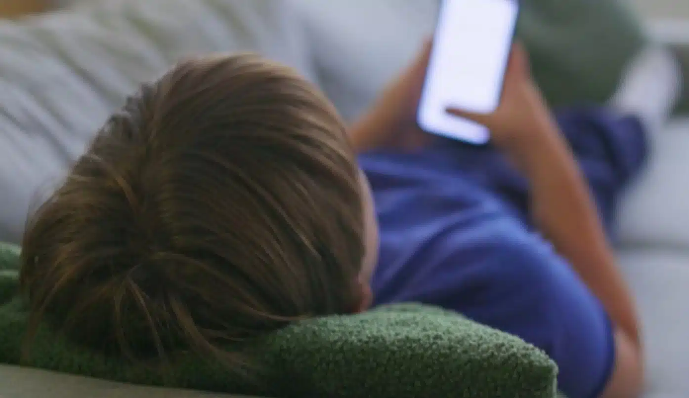 40 % de los menores en Colombia tiene redes sociales y pasan cerca de 9 horas diarias frente a pantallas