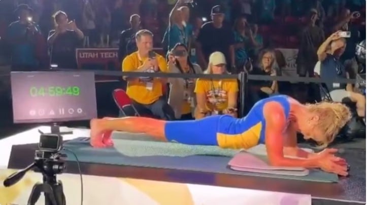 ¡A sus 61 años! Mujer rompe récord mundial al sostener una plancha abdominal durante cinco horas