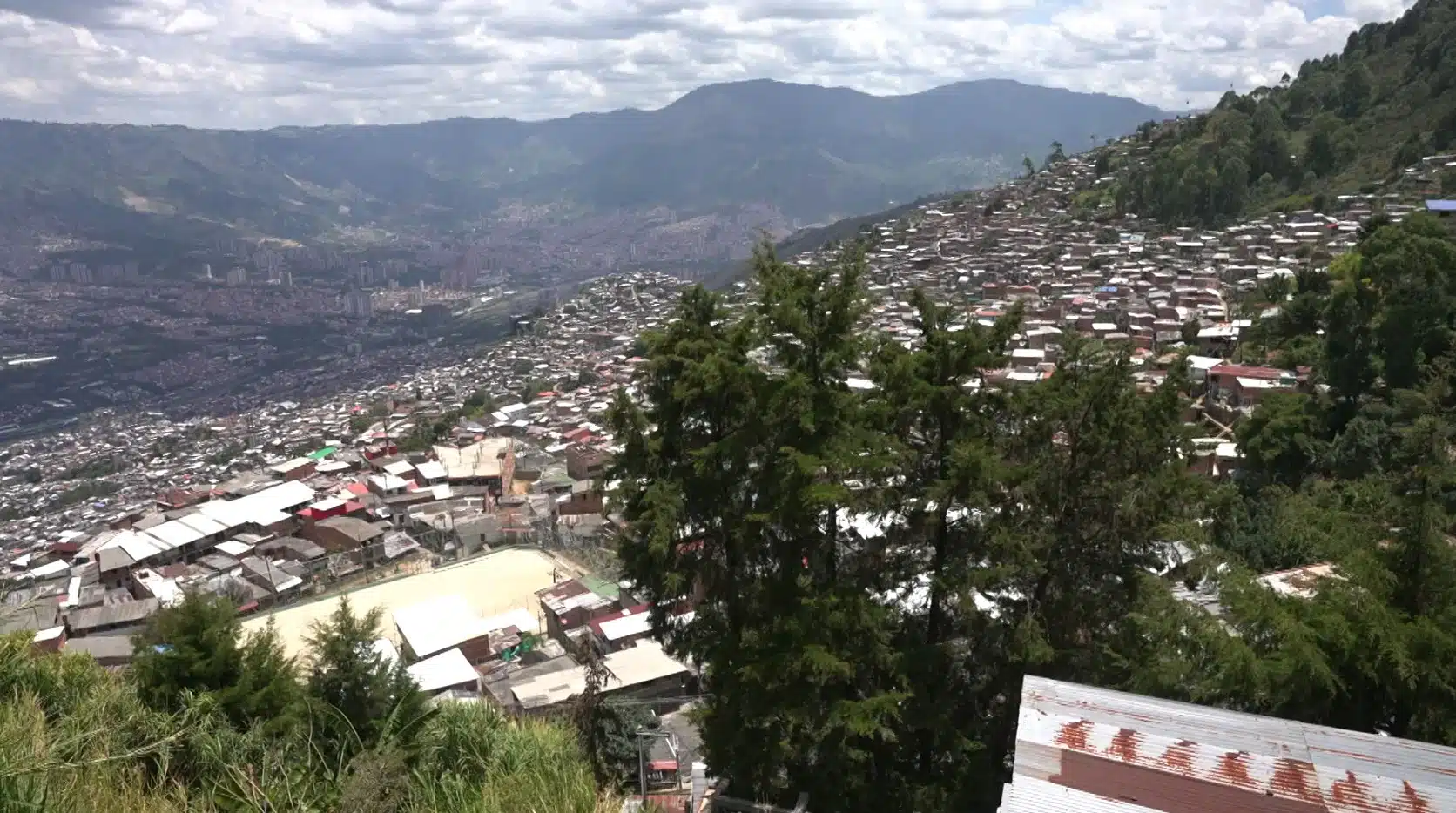 Así es el acueducto aéreo que beneficia a unas 12 mil personas en Medellín