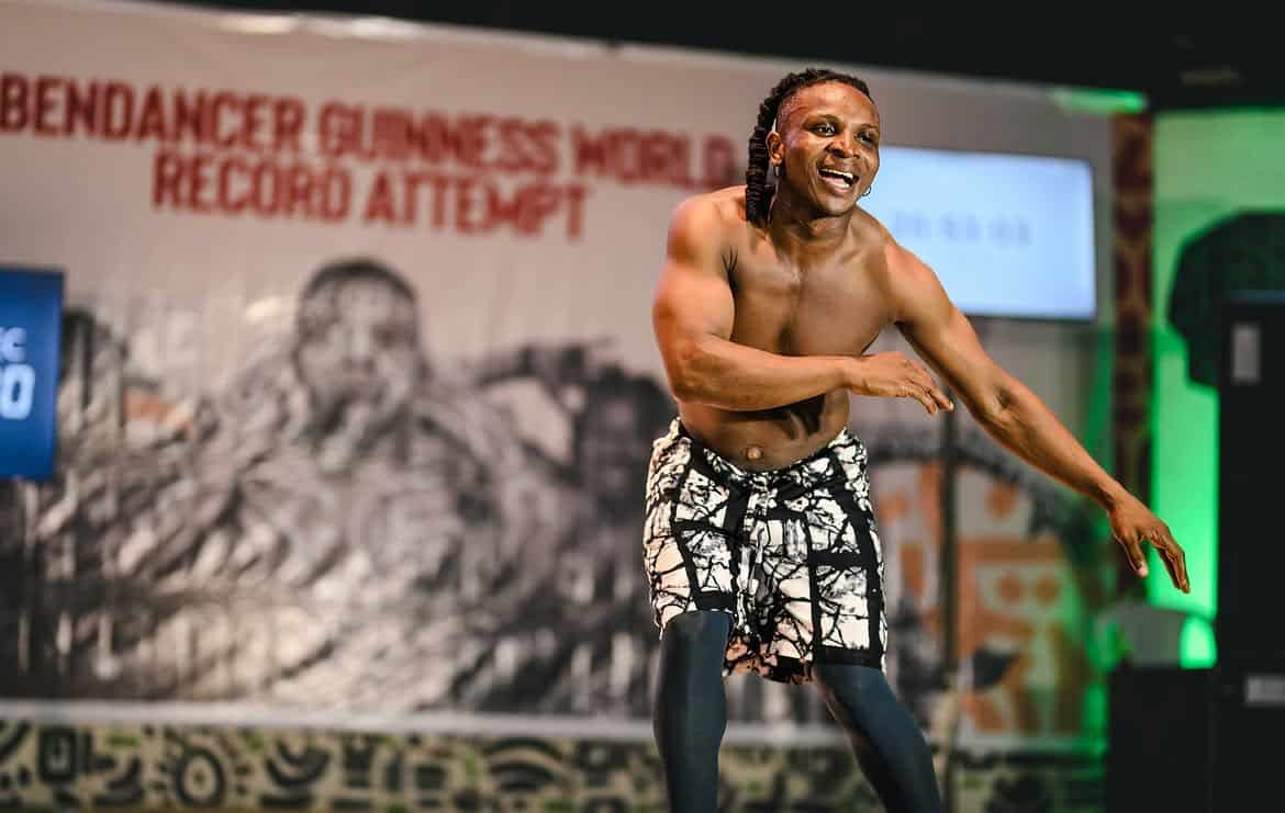 Bailarín nigeriano bailó durante 7 días seguidos para conseguir un récord Guinness