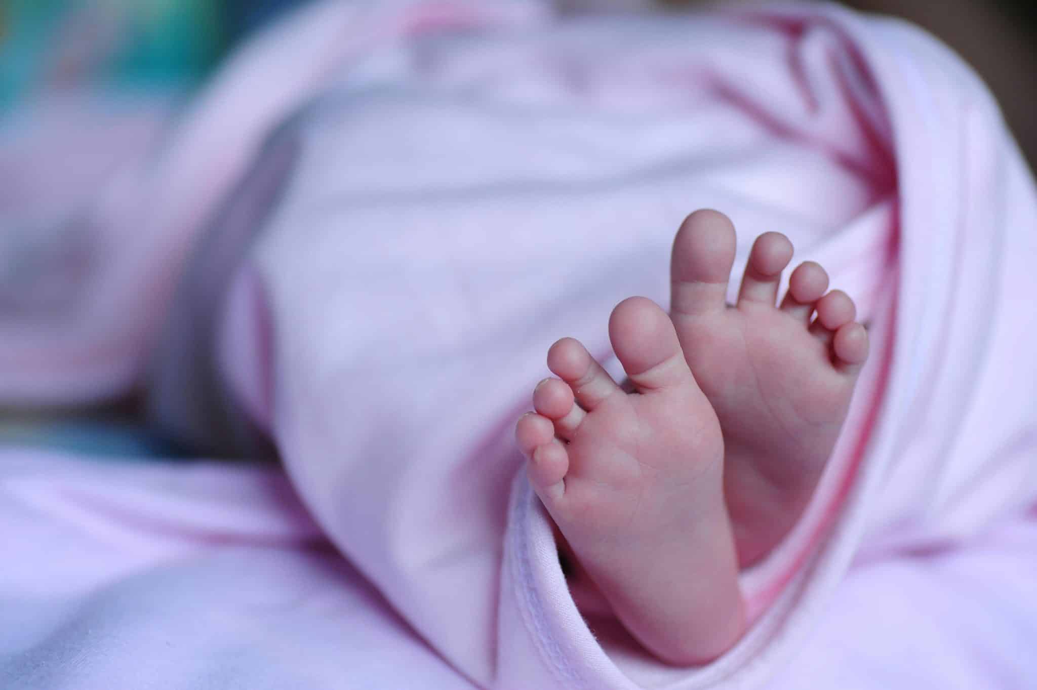 Bebé de cinco meses está en estado crítico tras ser brutalmente golpeada: su padre fue capturado