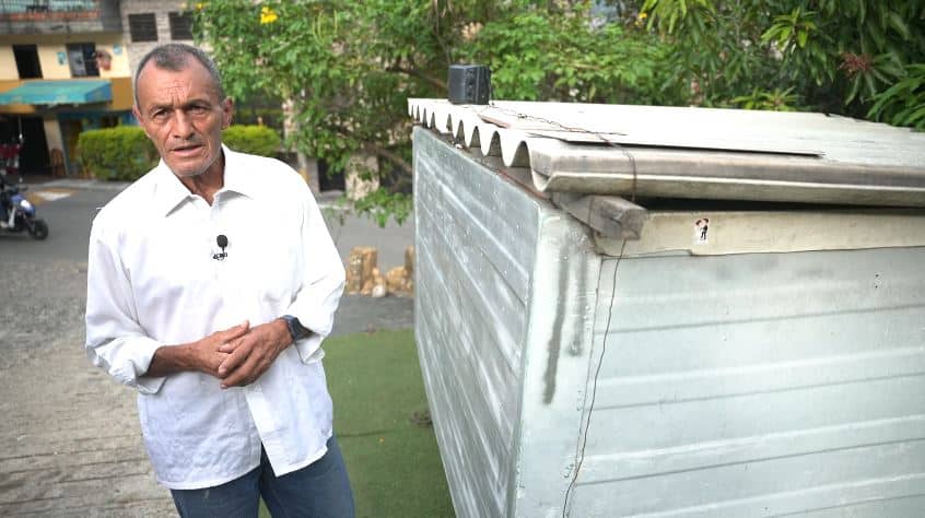 Don Raúl vive en la casa más pequeña de Medellín, pero para él su hogar es una mansión