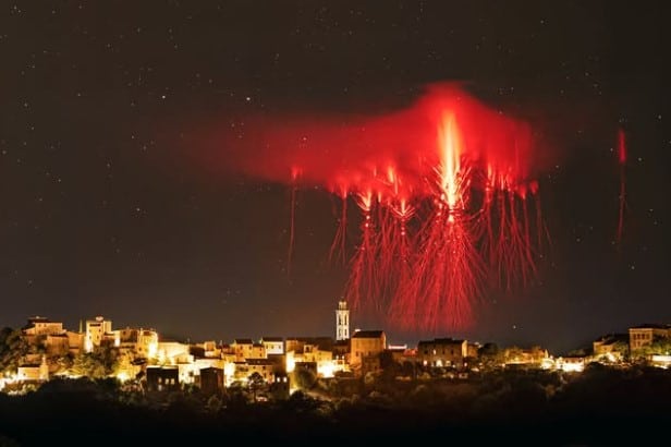 'Espectros rojos' en el cielo: retratan un extraño y deslumbrante fenómeno eléctrico en Francia