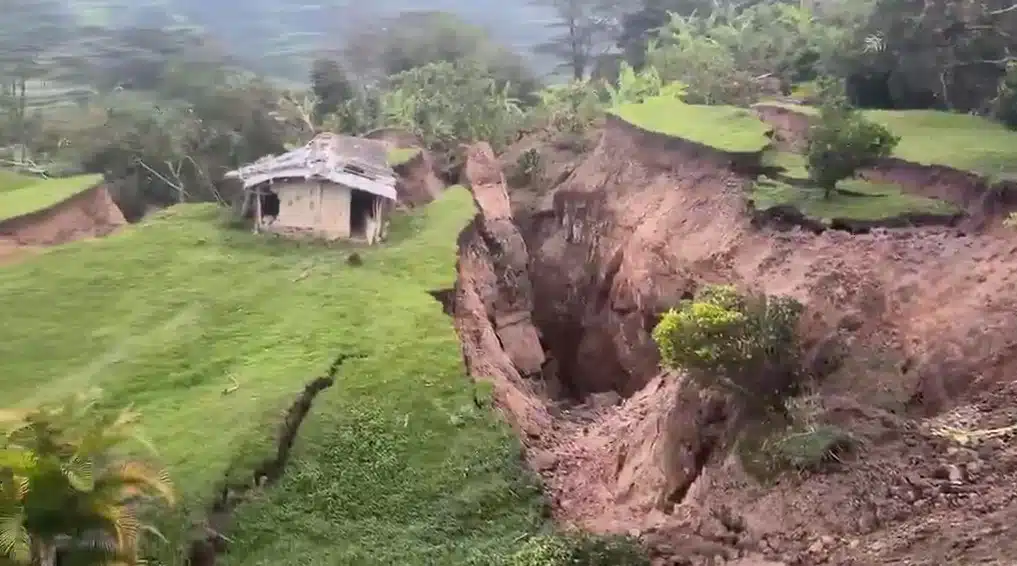 Grave movimiento en masa en Moniquirá destruyó tres casas y obligó a evacuar a más familias