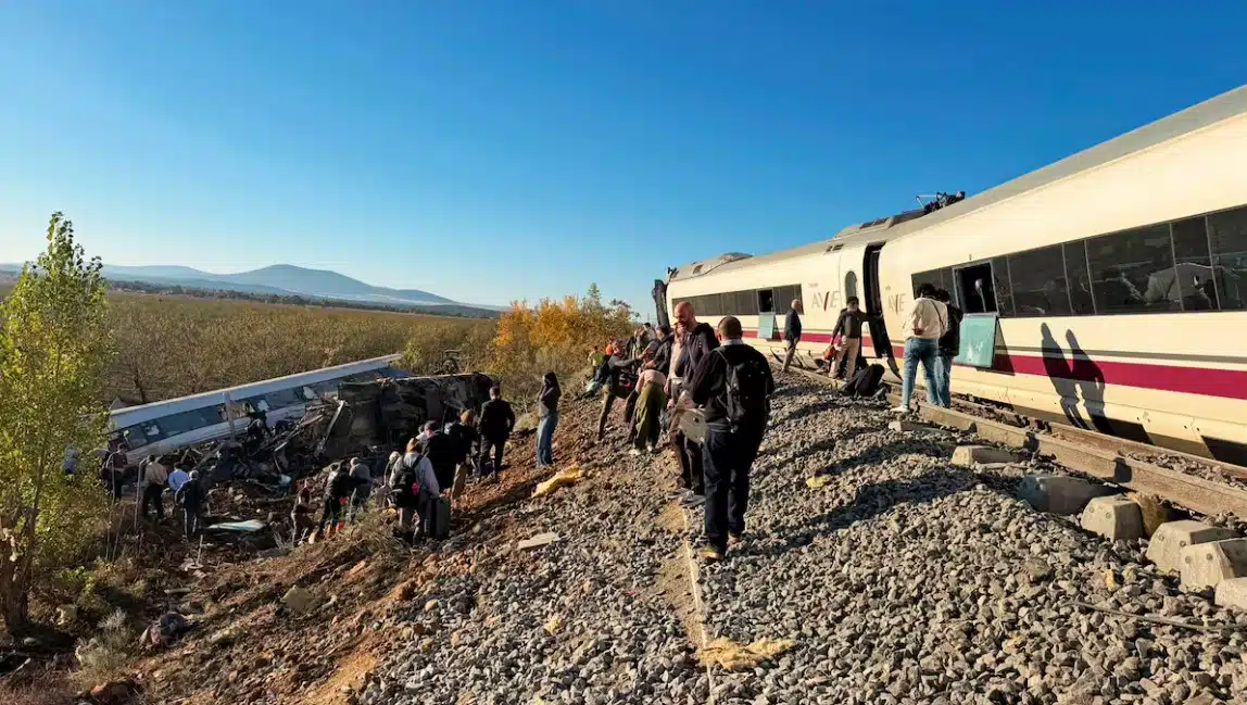 Impresionantes imágenes del choque de dos trenes de alta velocidad en España: hay por lo menos 10 muertos