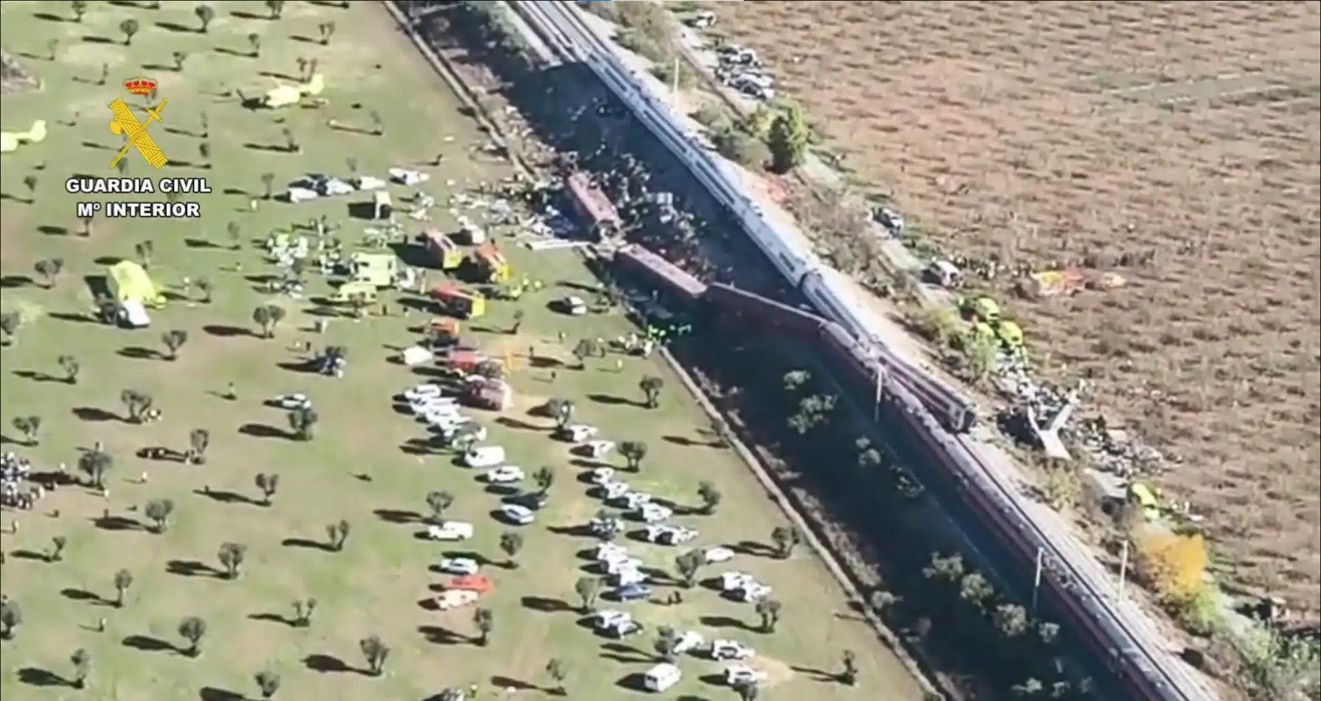 Impresionantes imágenes del choque de dos trenes de alta velocidad en España que ya deja al menos 30 muertos
