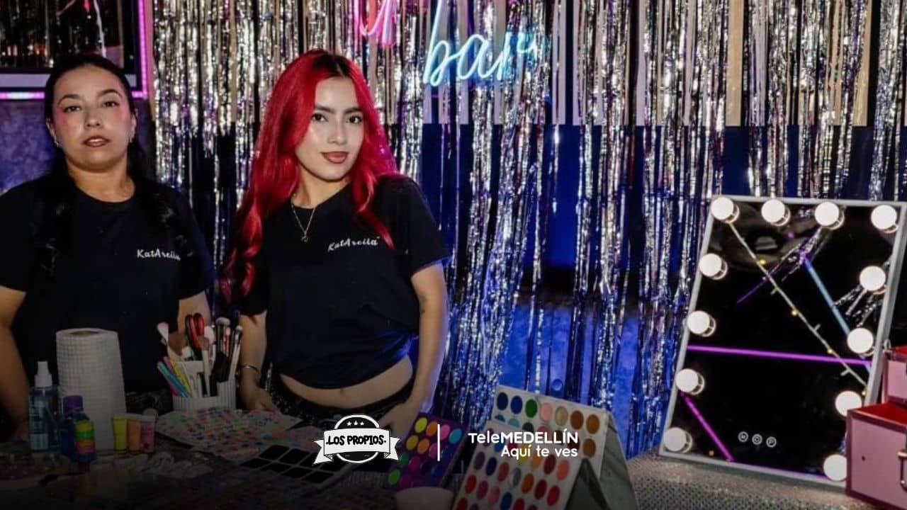 A sus 23 años, Katherine Arcila convirtió su amor por el maquillaje en su proyecto de vida. Con esfuerzo, perseverancia y el deseo de ayudar a otras mujeres a sentirse seguras de sí mismas, construyó un emprendimiento que hoy le permite vivir completamente de su talento.