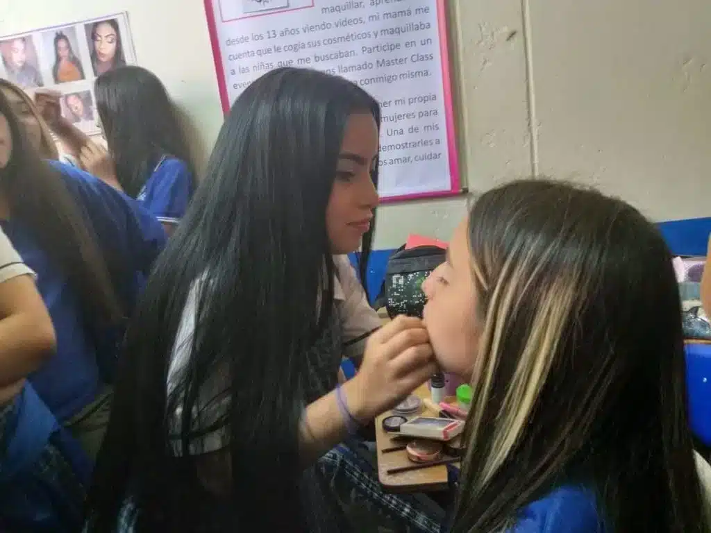 A sus 23 años, Katherine Arcila convirtió su amor por el maquillaje en su proyecto de vida. Con esfuerzo, perseverancia y el deseo de ayudar a otras mujeres a sentirse seguras de sí mismas, construyó un emprendimiento que hoy le permite vivir completamente de su talento.