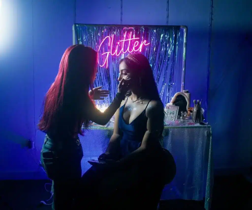 A sus 23 años, Katherine Arcila convirtió su amor por el maquillaje en su proyecto de vida. Con esfuerzo, perseverancia y el deseo de ayudar a otras mujeres a sentirse seguras de sí mismas, construyó un emprendimiento que hoy le permite vivir completamente de su talento.