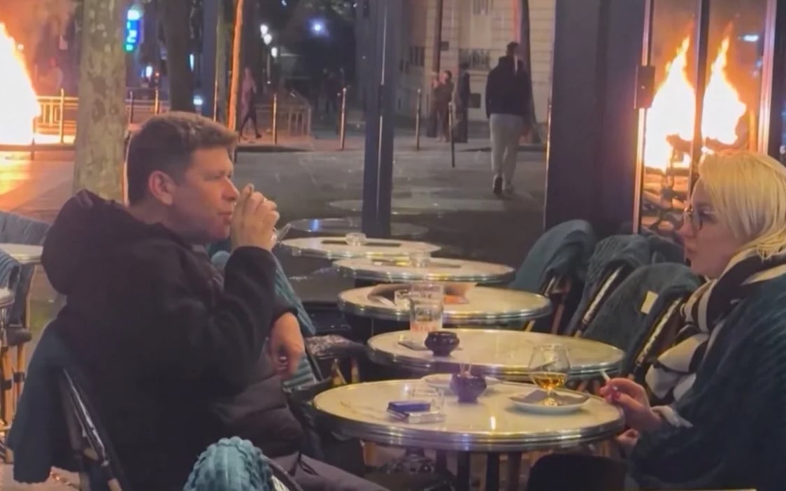 ¿Usted qué haría? Pareja sigue como si nada en medio de protestas en París