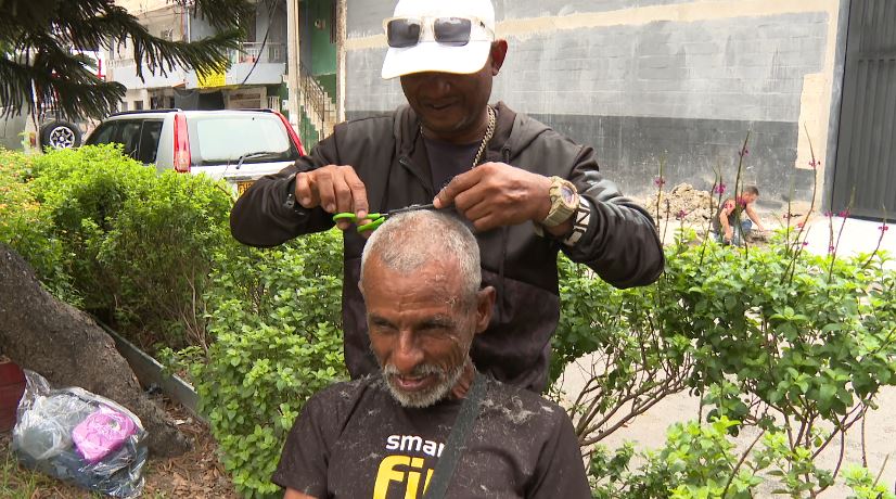 'Papo', el barbero de los habitantes de calle que cumple su labor por ayudar a los demás