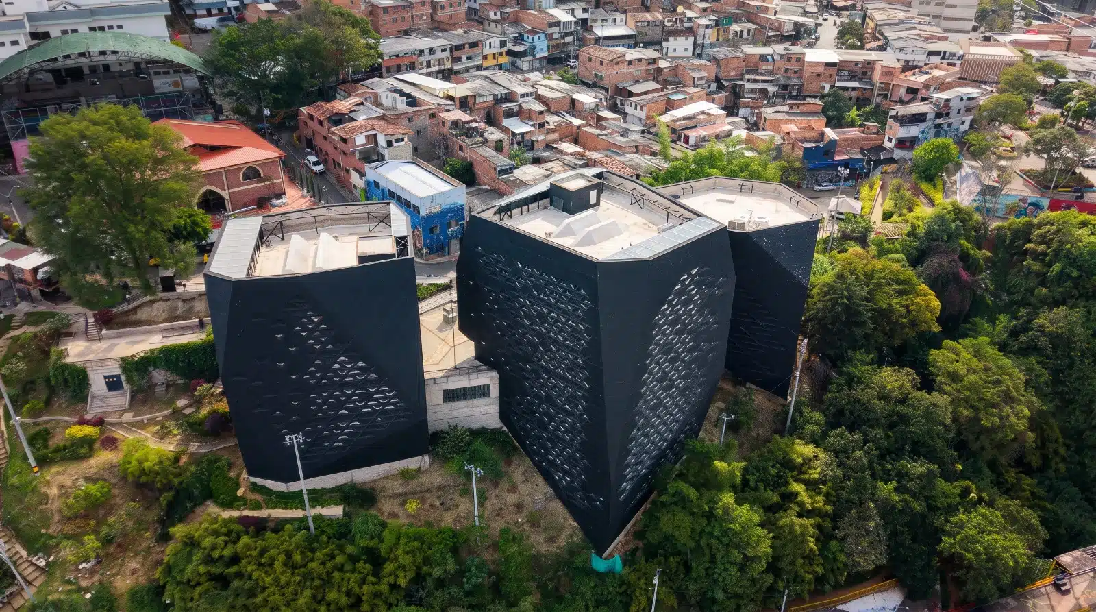 Parque Biblioteca Santo Domingo vuelve a operar al 100 % tras 10 años de espera: así se ve