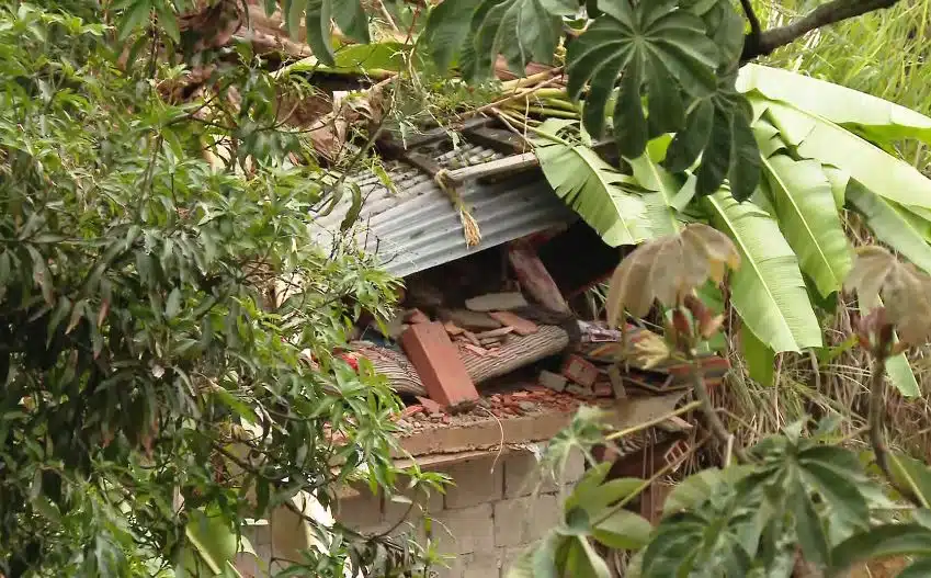 Por deslizamiento se cayó una plancha y colapsó una casa en Bello otras nueve tienen orden de evacuación