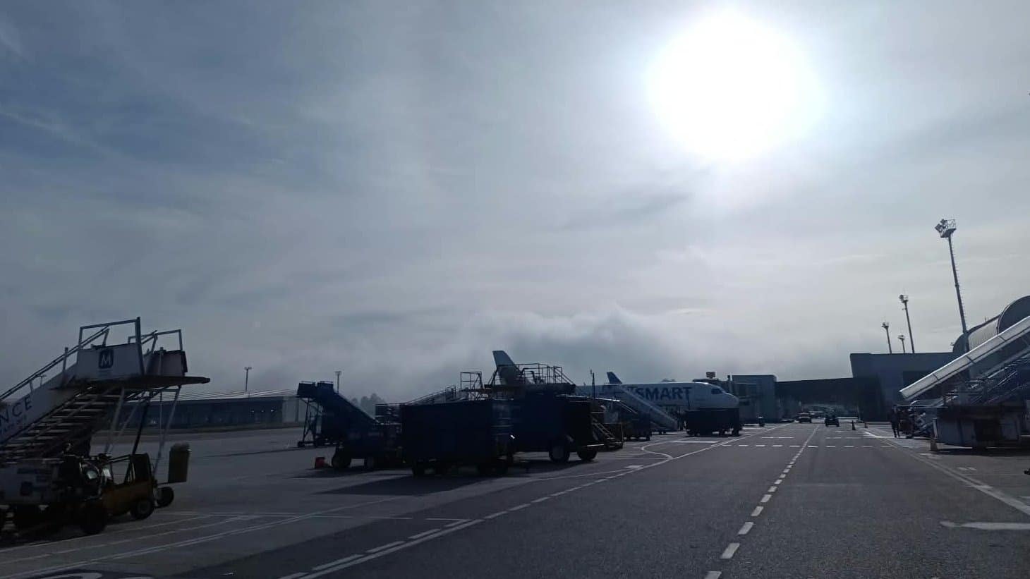 Reactivan vuelos en el aeropuerto José María Córdova tras intensa niebla hay más de 30 itinerarios afectados