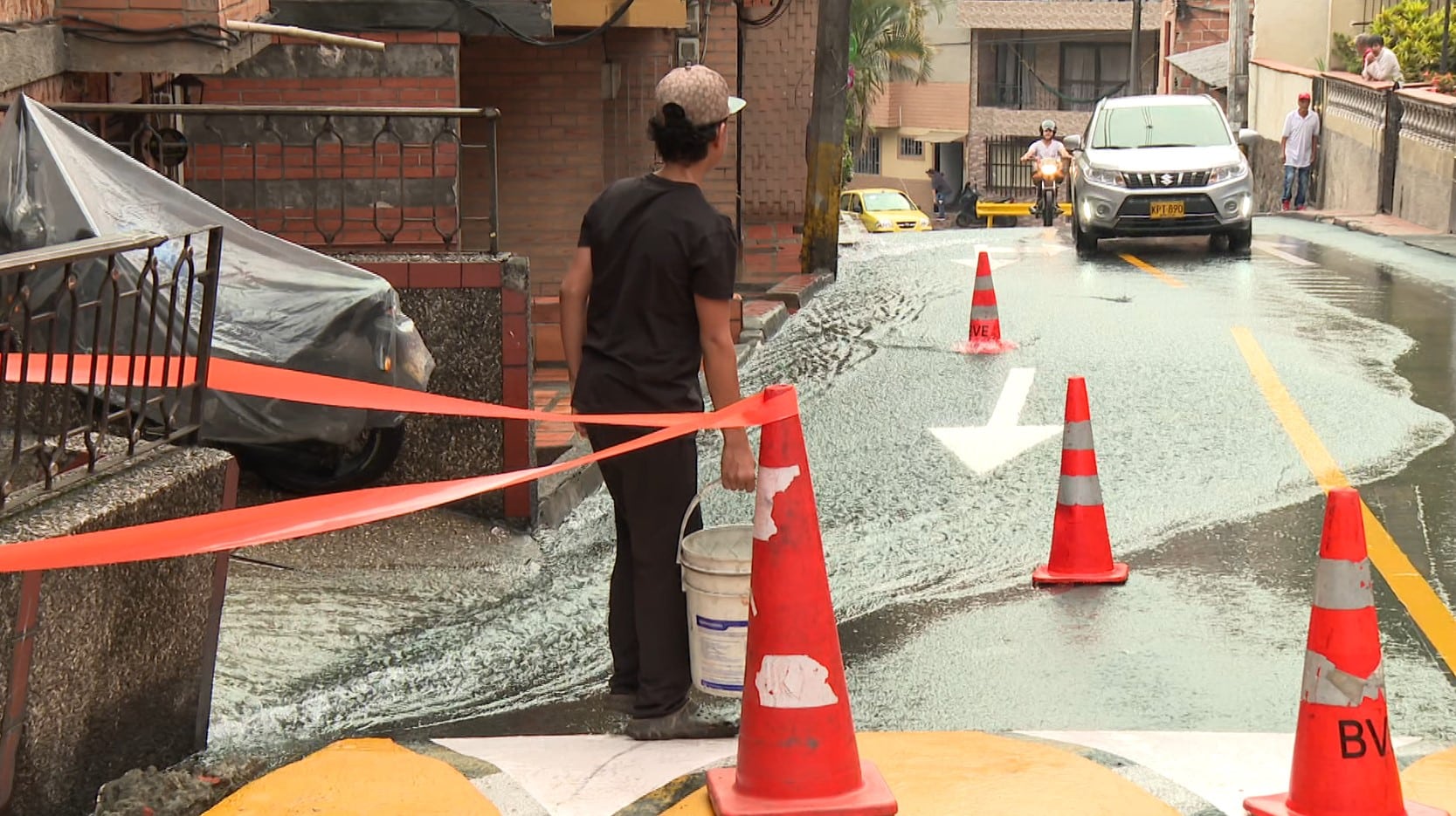 Ruptura de tubería provocó inundación y dejó sin agua al barrio La Mina en Envigado