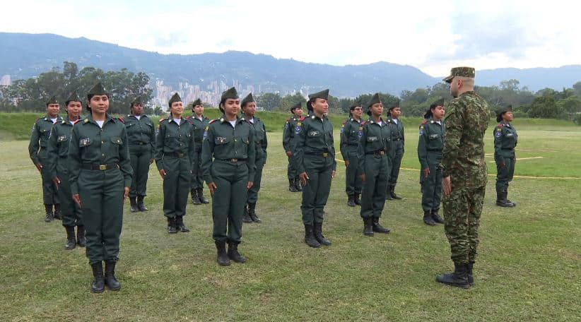 ¡Unas tesas! Se realizó la ceremonia del primer contingente femenino licenciado del Ejército