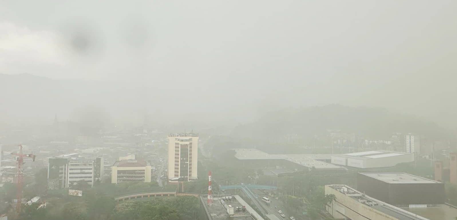Se reporta fuerte tormenta eléctrica en Medellín durante la tarde de este lunes