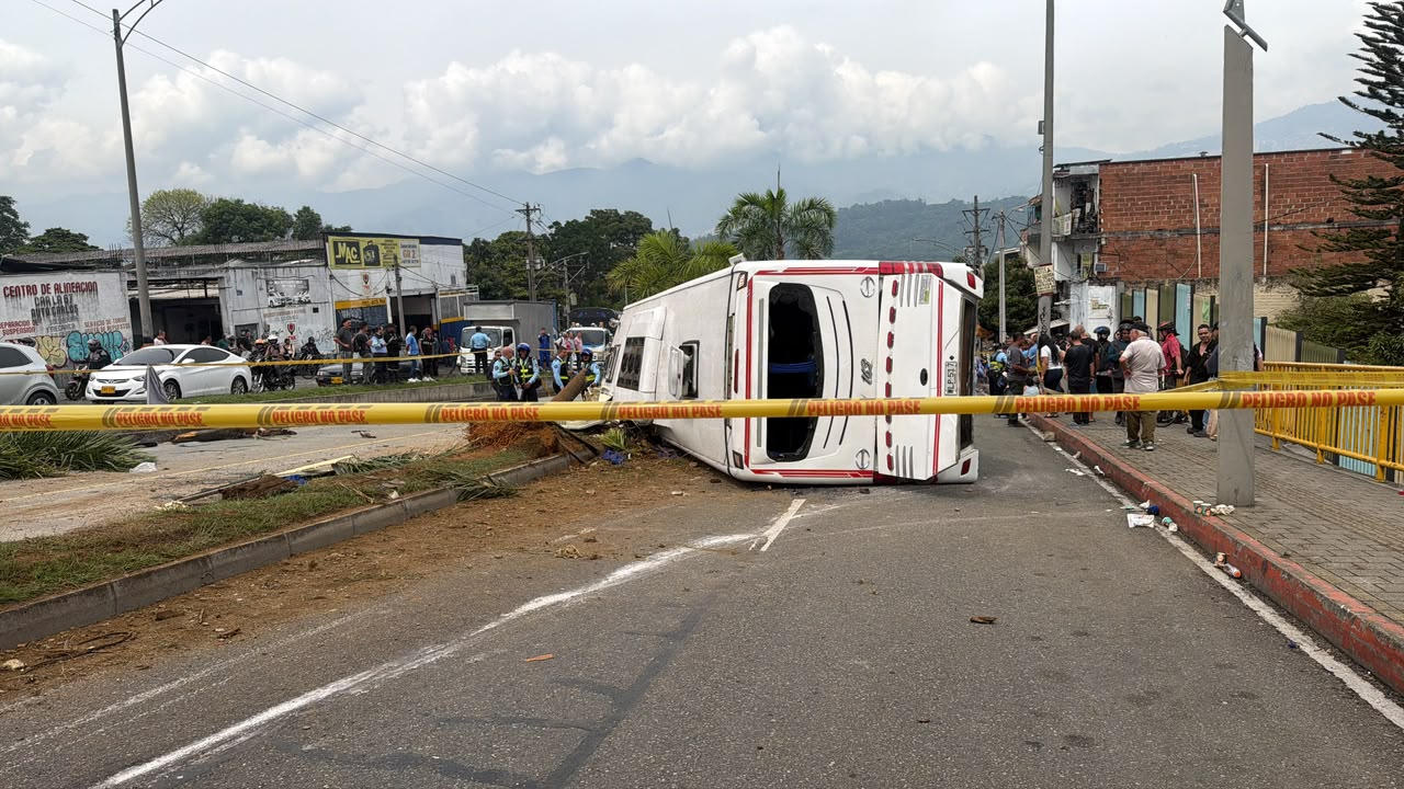 Testigos y pasajeros advierten presuntas fallas mecánicas antes del volcamiento de un bus en Prado