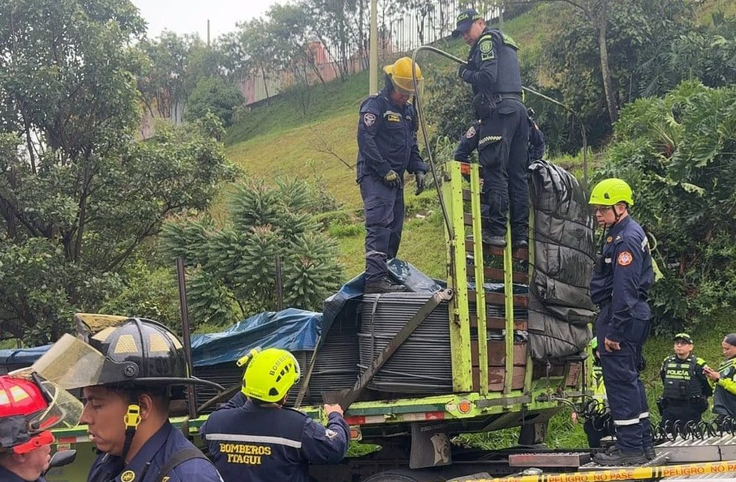 Tragedia en Itagüí hombre murió aplastado por una carga de varillas dentro de un camión
