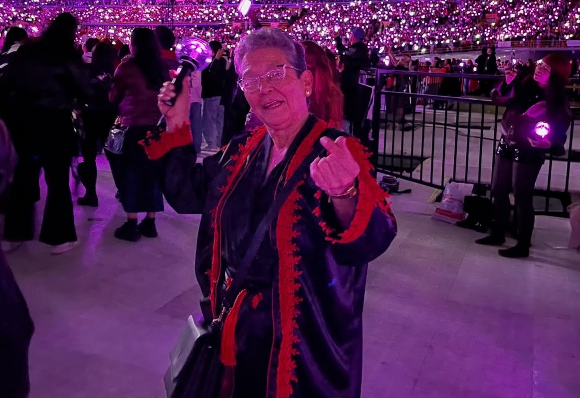 ¡No hay edad para ser ARMY! Abuelita paisa cumple su sueño de ver a BTS en Colombia