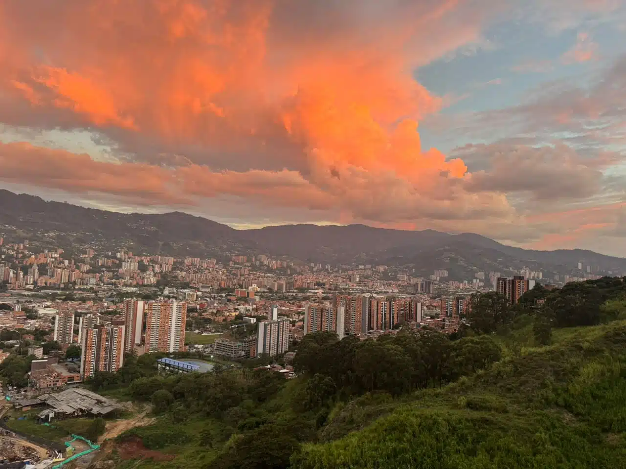 Espectacular atardecer en Medellín tras días de lluvia