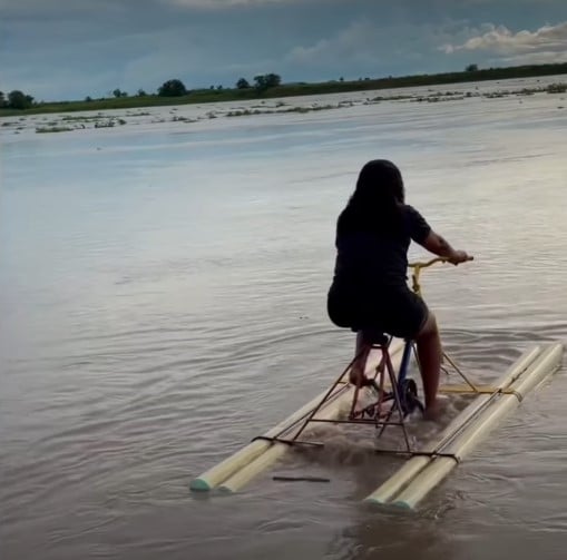 bicicleta acuática influenciadora