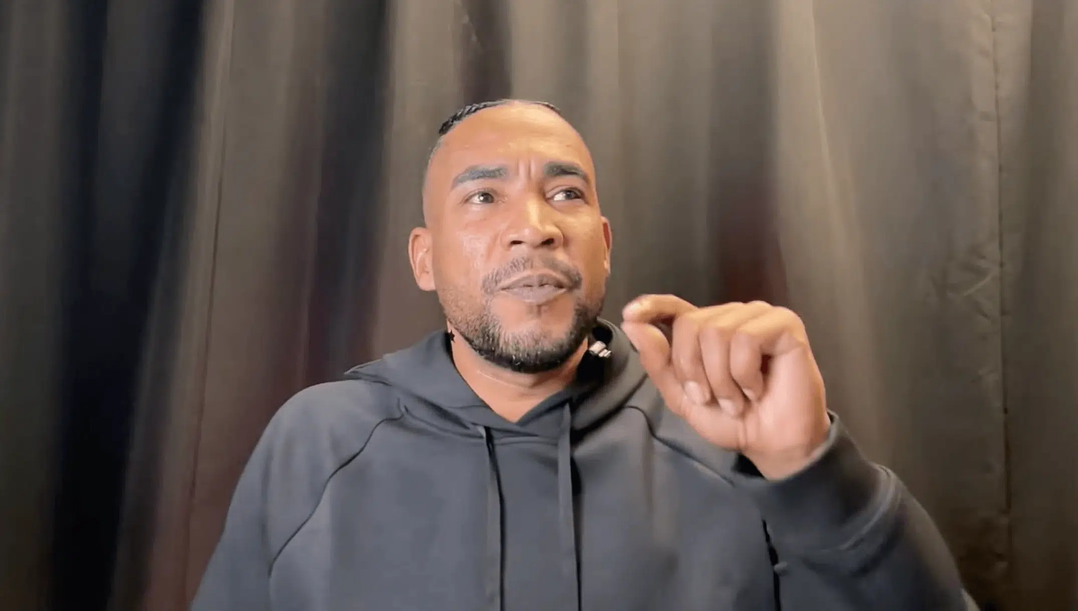 Don Omar en su live de YotuTube dando instrucciones de su gira mundial