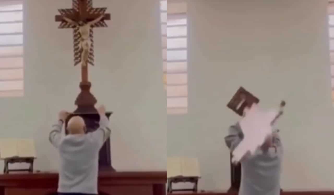 ¡Qué susto! Sacerdote fue golpeado por una cruz que cayó dentro de una iglesia