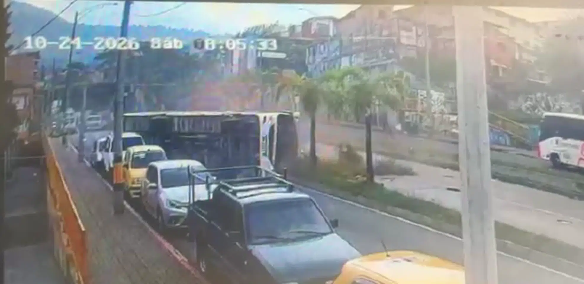 Impactante video del momento exacto cuando bus de turismo se volcó en la avenida Barranquilla