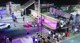 Puente peatonal colapsa al ser impactado por un camión